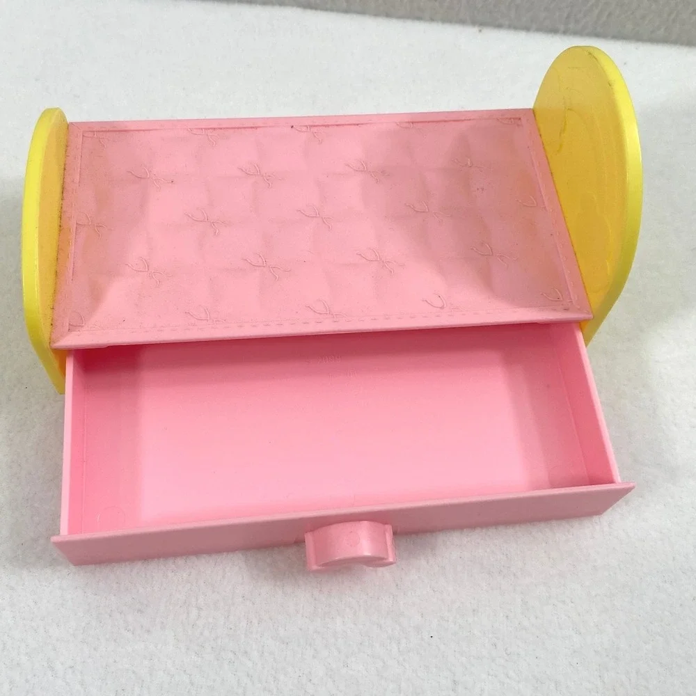 2000 Mattel Kelly Love‎ n Care Pink Bed and Barbie Green Chair